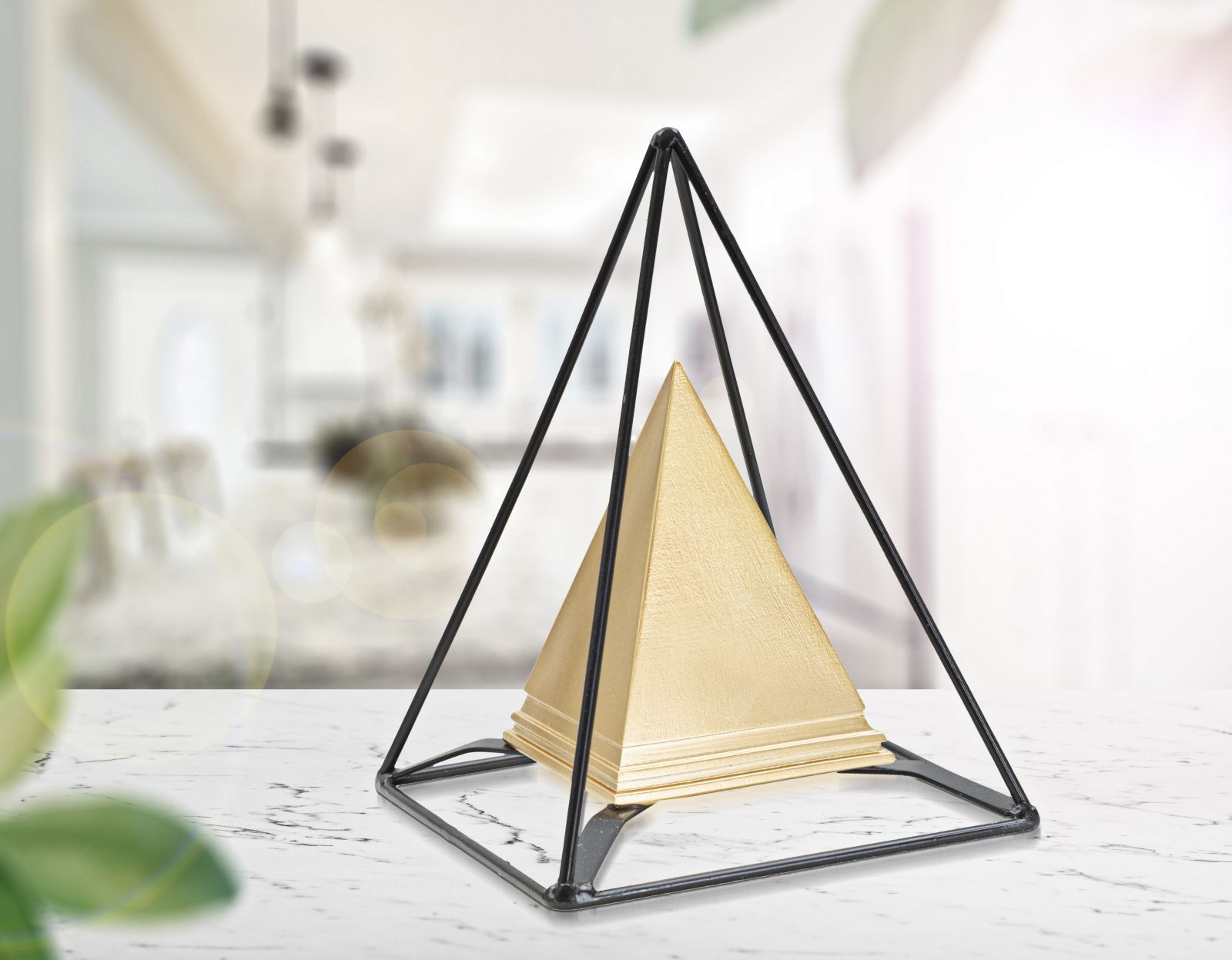 Piramide dorata con supporto in ferro 15x15x21 cm