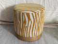 Puff Savana Senape 40x40 Cm Plywood Spugna E Poliestere Motivo Zebrato Base Dorata