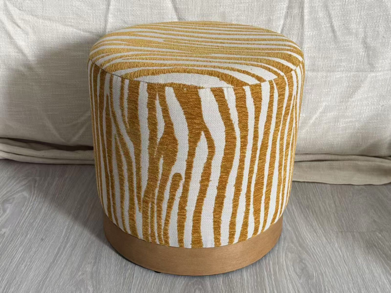 Puff Savana Senape 40x40 Cm Plywood Spugna E Poliestere Motivo Zebrato Base Dorata