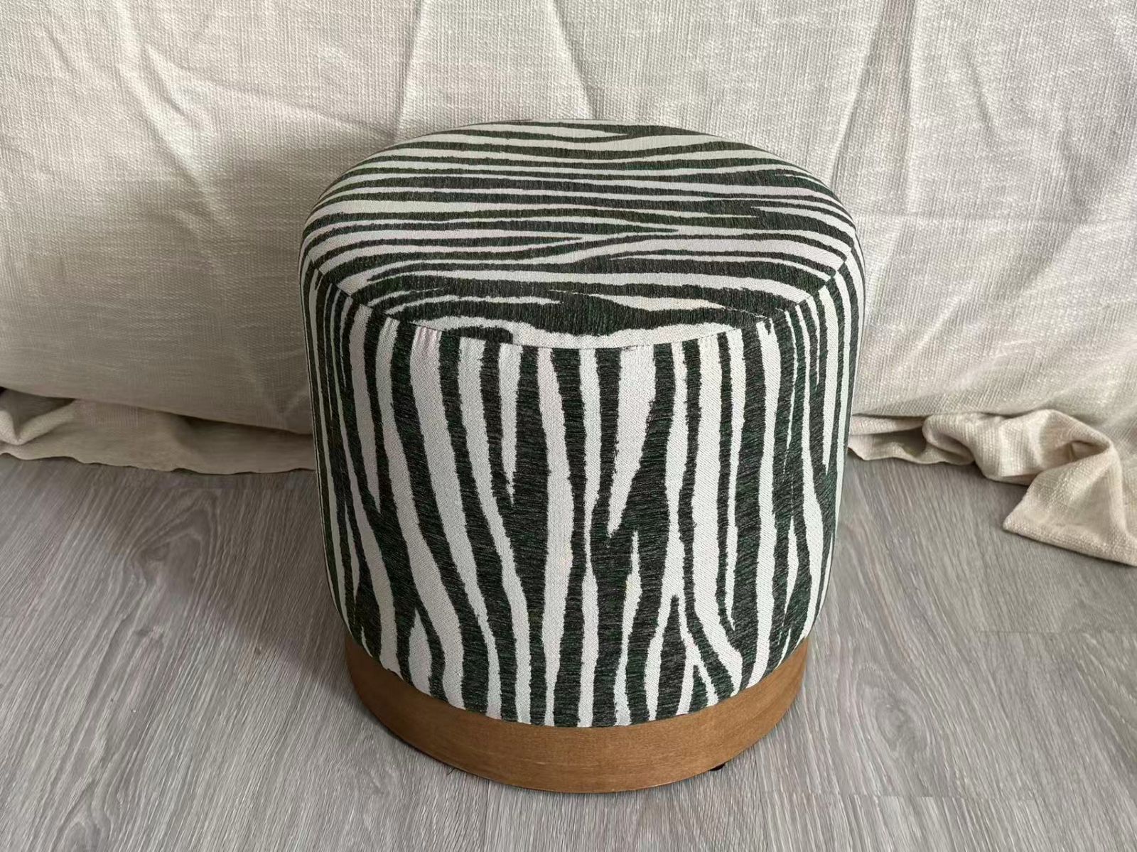 Puff Savana Verde Rotondo 40 Cm Di Diametro E 40 Cm Di Altezza In Plywood Spugna E Poliester