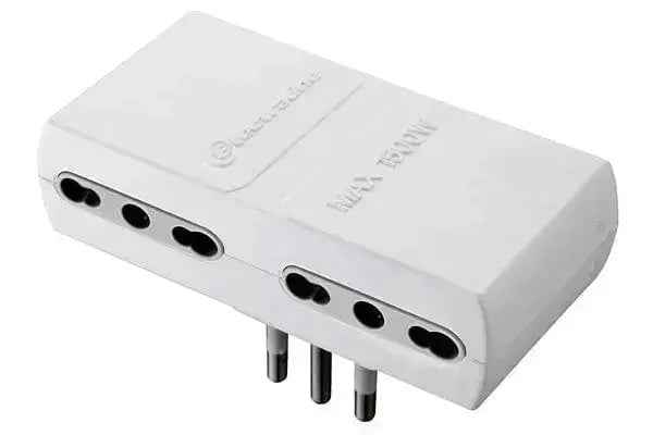 Adattatore quadruplo 10/16a bianco