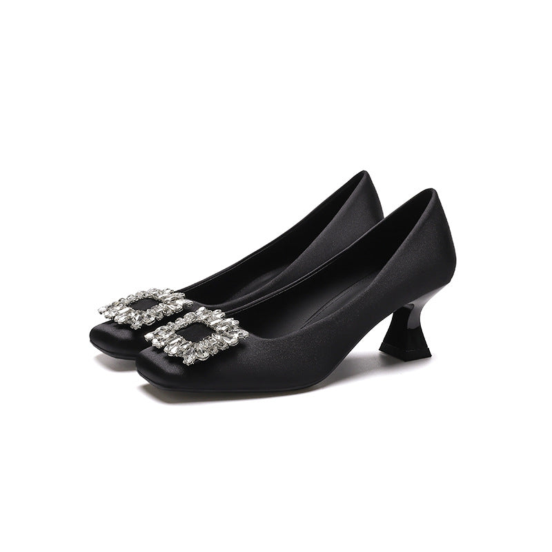 Scarpe con punta quadrata, tacco a spillo e scollatura, con strass