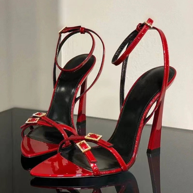 Scarpe con tacco alto eleganti da donna con cinturino sottile