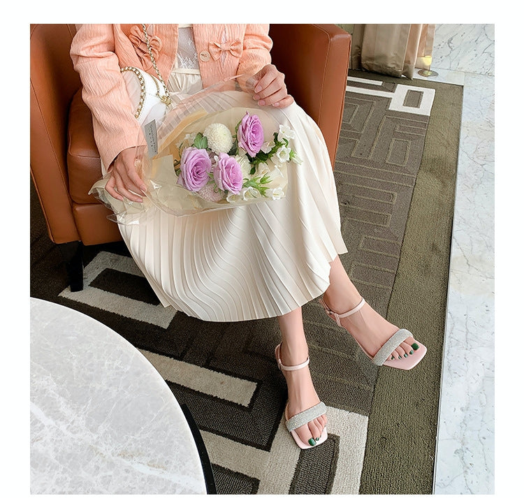 Elegante sandalo con tacco medio e punta aperta