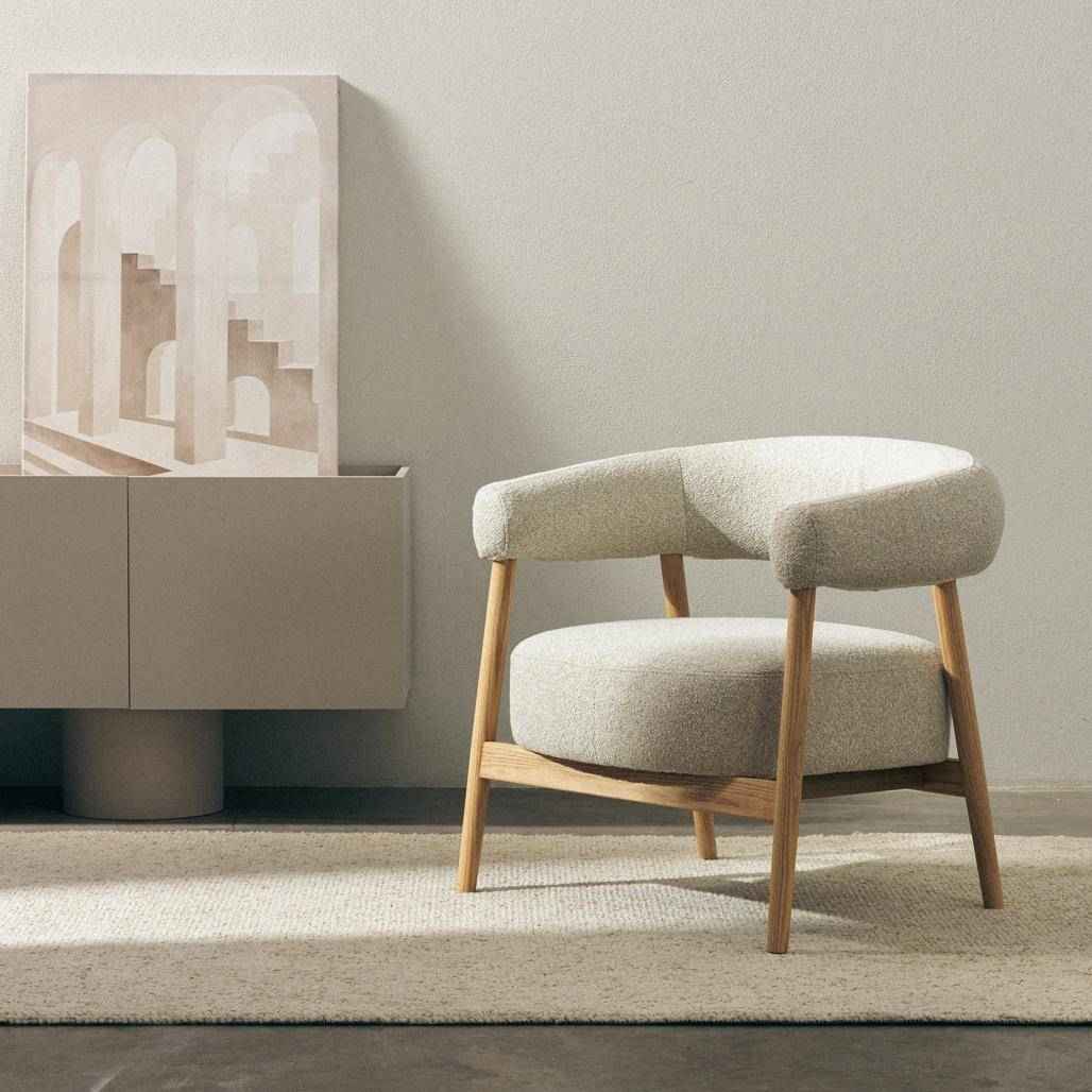 Poltrona MUE beige chiaro con legno di quercia
