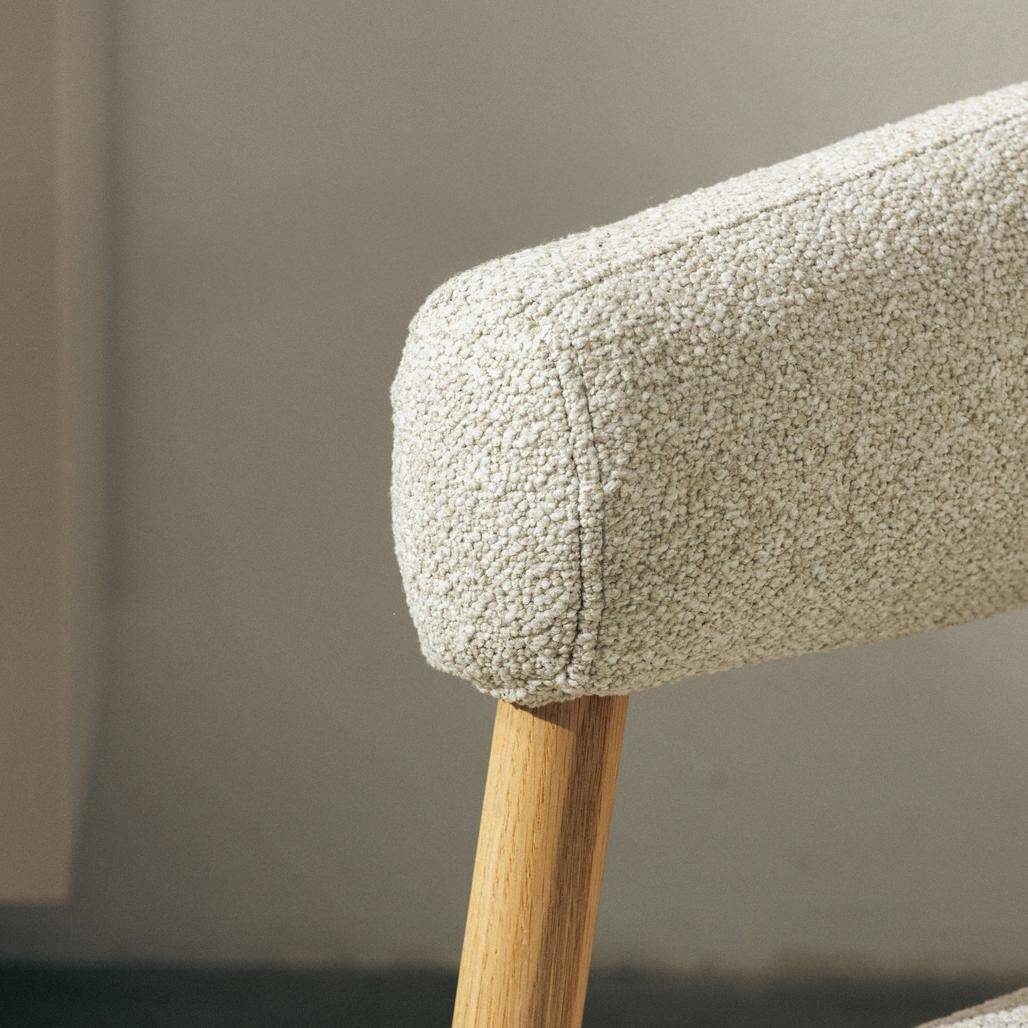 Poltrona MUE beige chiaro con legno di quercia