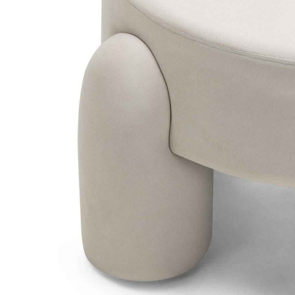 Poltrona LUCCA, velluto crema, forme arrotondate