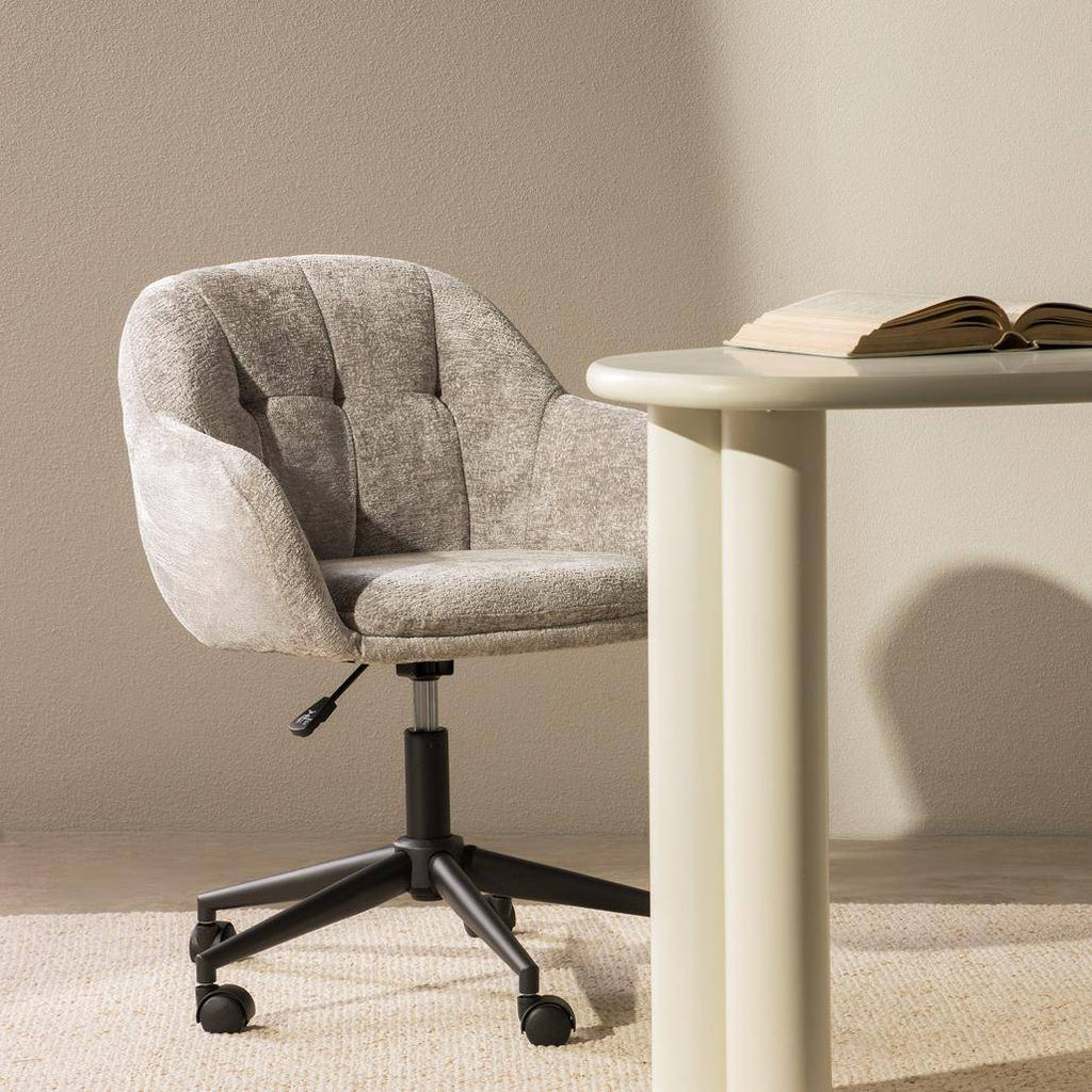 Sedia girevole WEWORK grigio chiaro con forme arrotondate