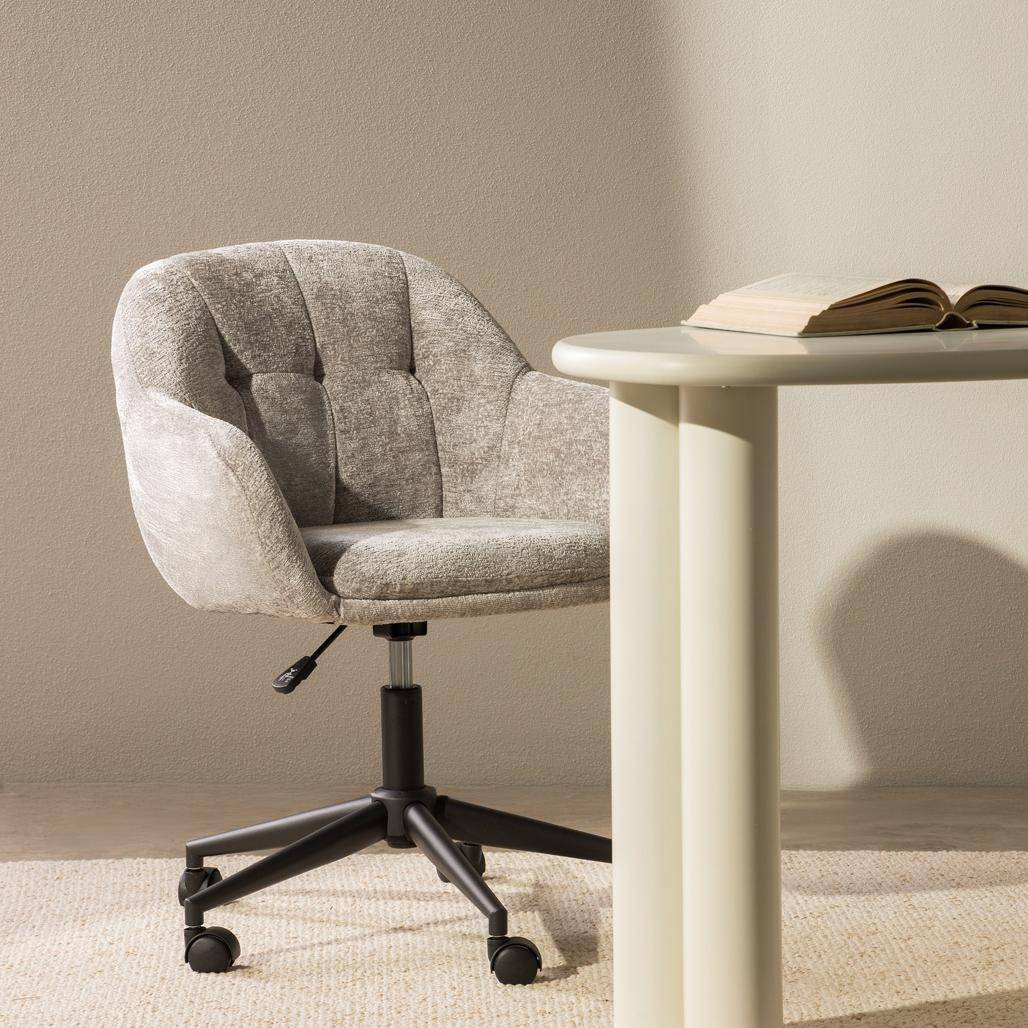 Sedia girevole WEWORK grigio chiaro con forme arrotondate