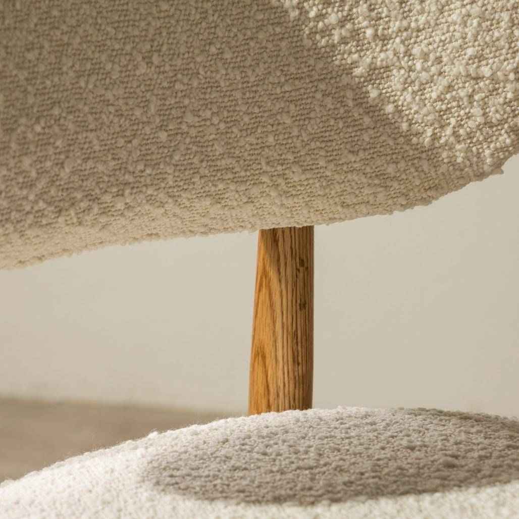 Sedia rivestita MIA, bianco, bouclé/rovere