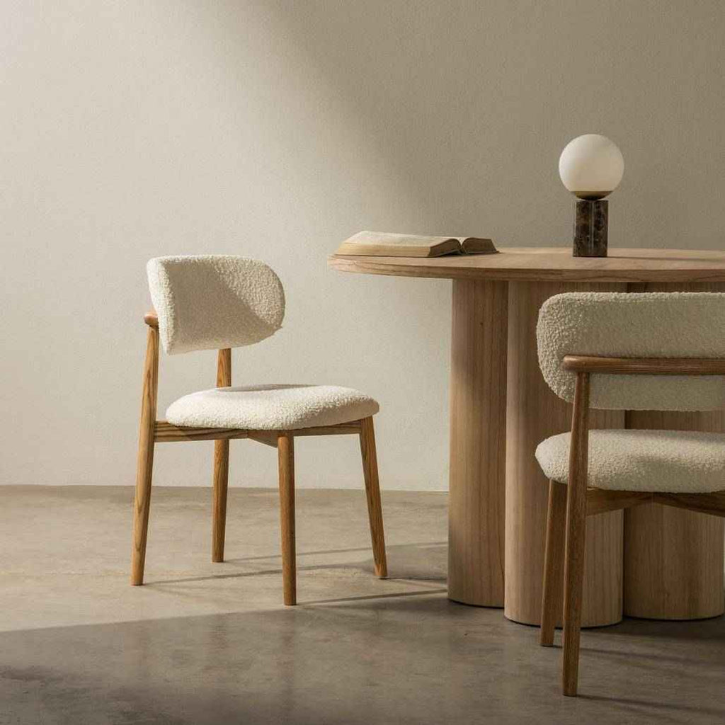 Sedia rivestita MIA, bianco, bouclé/rovere