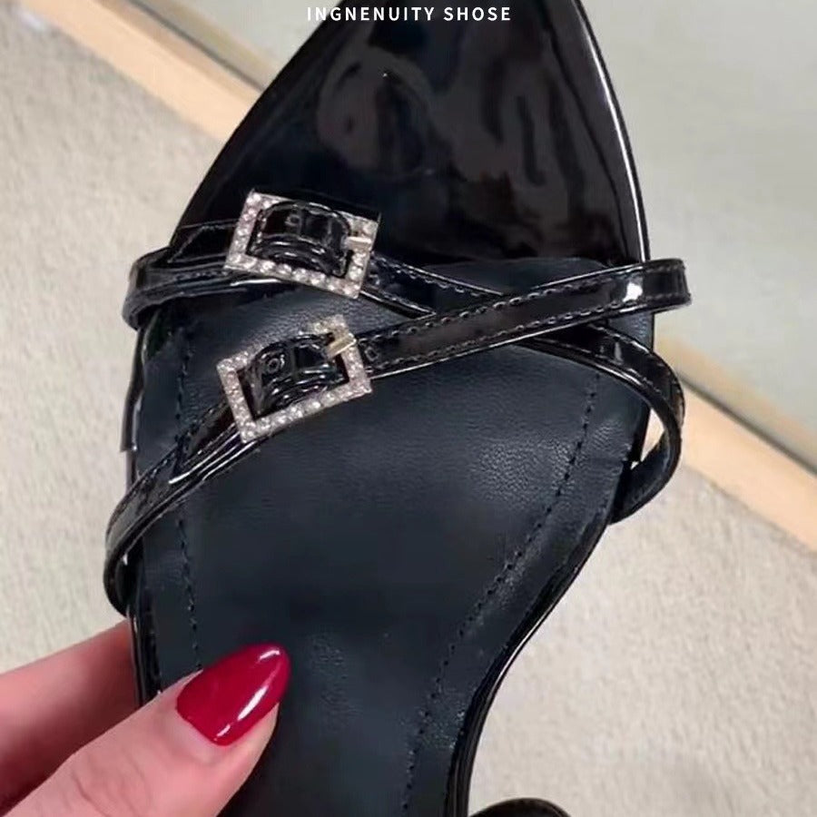 Scarpe con tacco alto eleganti da donna con cinturino sottile