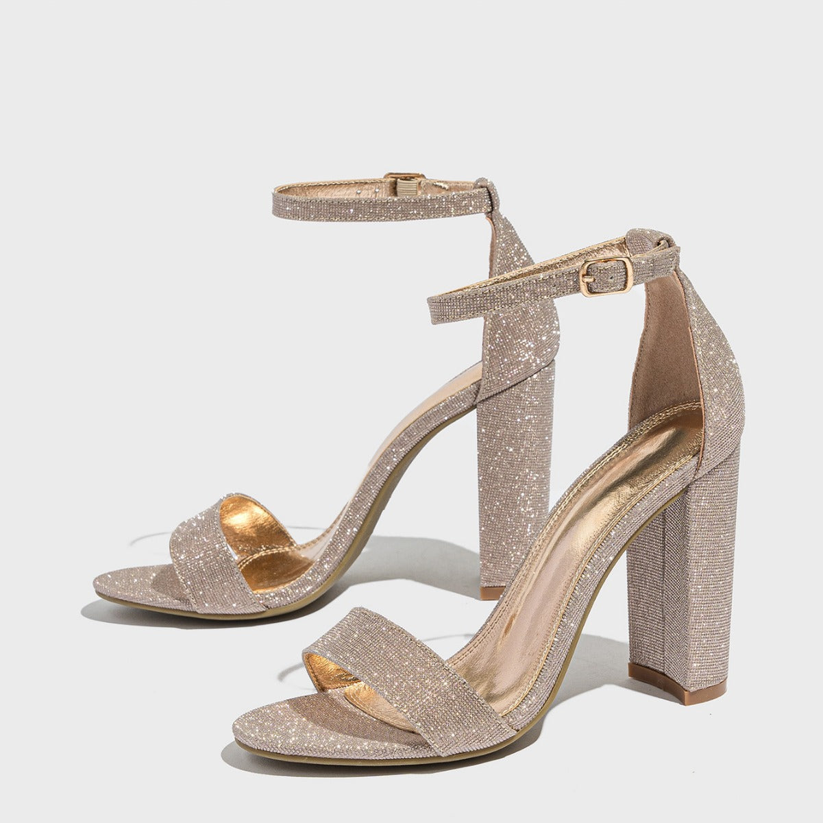 Sandali con tacco grosso: moda in stile europeo e americano