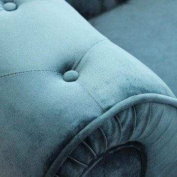 Divano Chesterfield in velluto blu o taupe con lavorazione capitonné