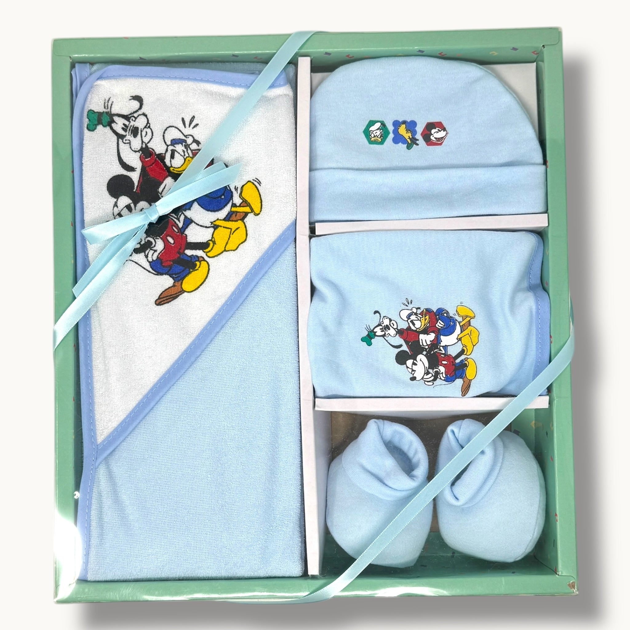 Disney - Set Regalo 4 Pezzi (corredino) Cappello + Scarpette + Bavetta + Accappatoio In 100% Cotone Art. Wr6001
