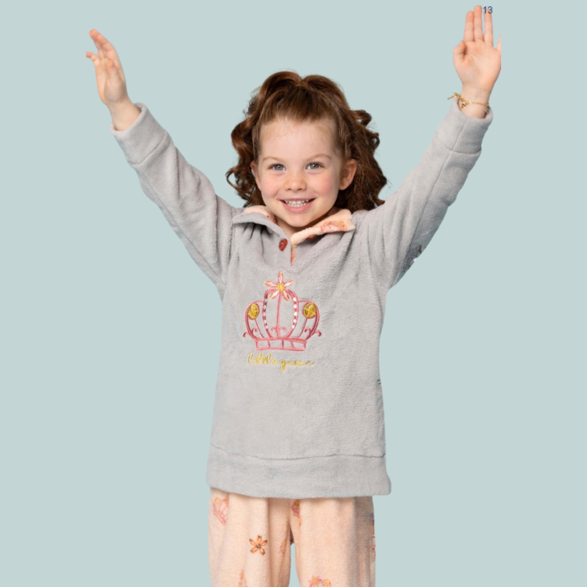 Irge - Pigiama Bimba Lupetto 3 Bottoni In Coral Con Ricamo E Pantalone Fantasia Art. Ikc434