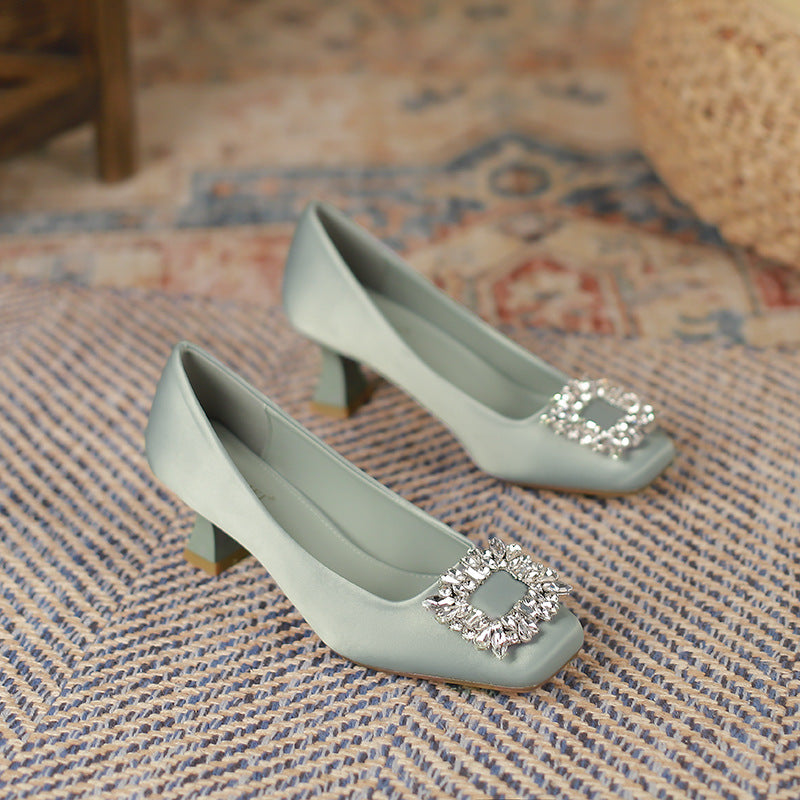Scarpe con punta quadrata, tacco a spillo e scollatura, con strass