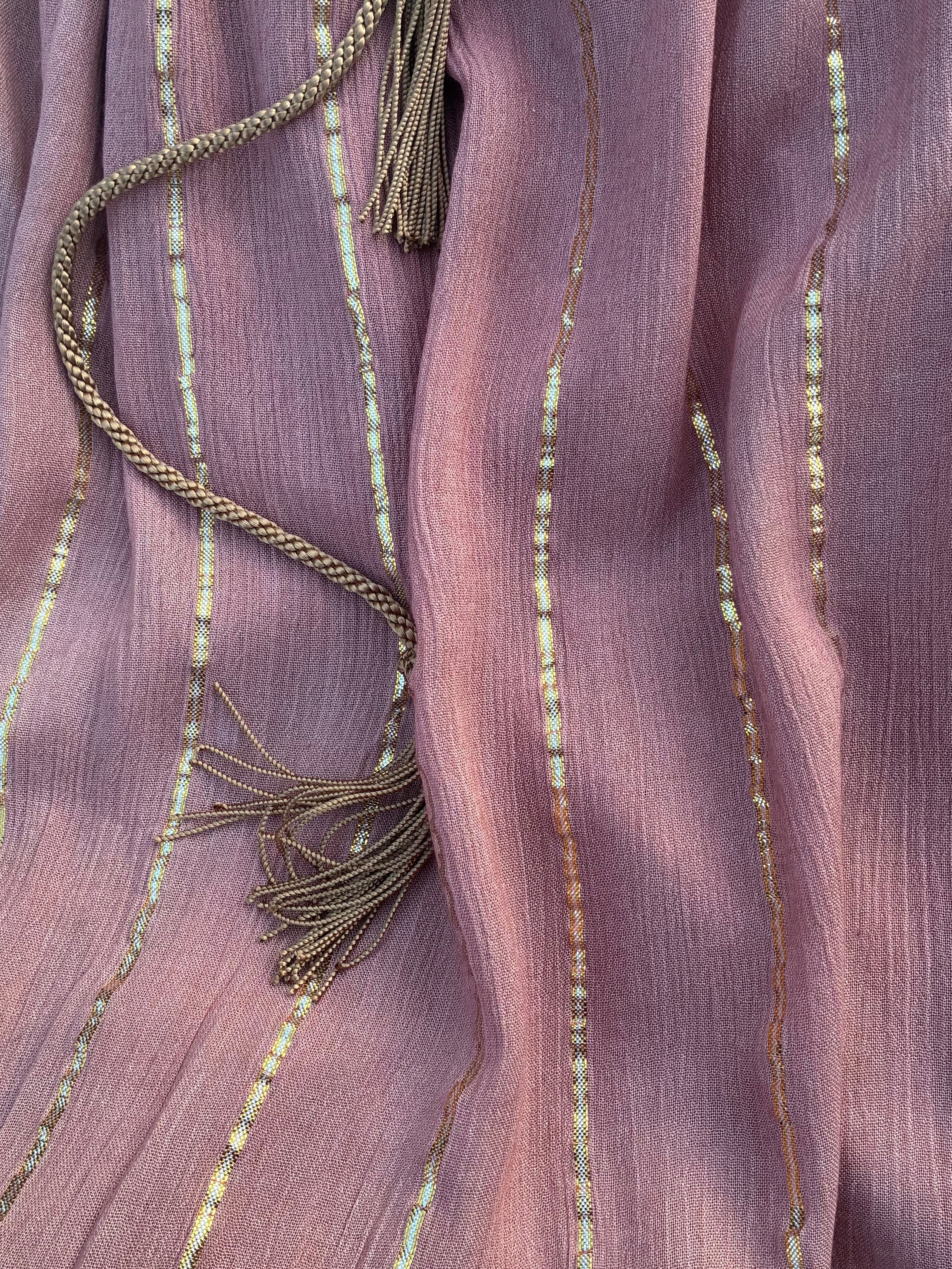 Maxi Dress a righe oro con cintura in cordoncino e nappine✨ Rosa Polvere