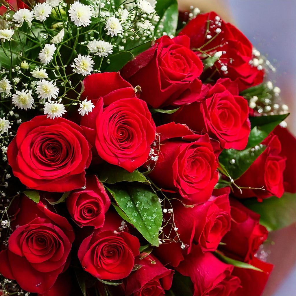 Il romantico Bouquet di roselline rosse e gipsofila