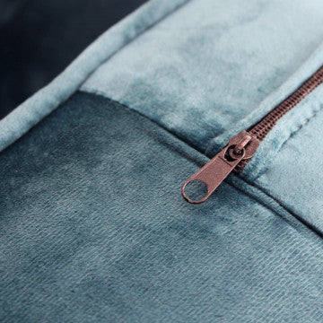 Divano Chesterfield in velluto blu o taupe con lavorazione capitonné