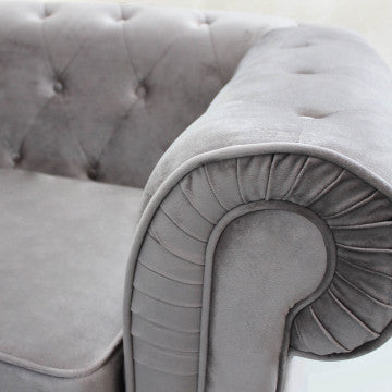 Divano Chesterfield in velluto blu o taupe con lavorazione capitonné
