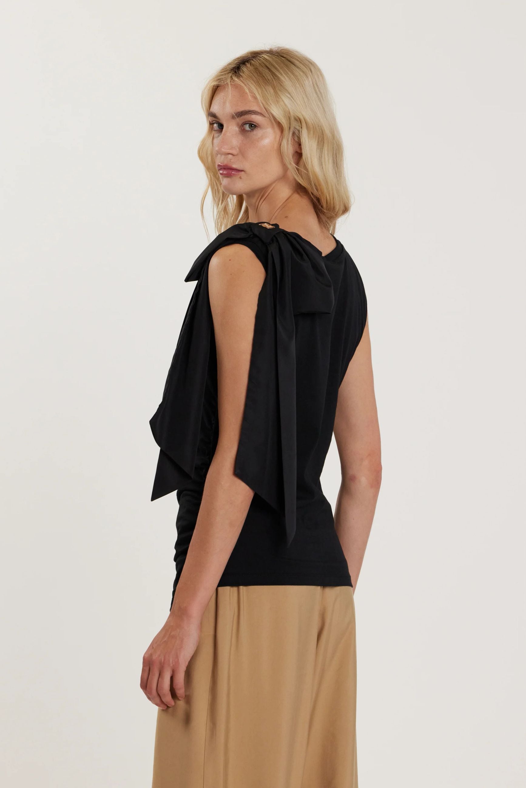 Relish T-Shirt AIMEE smanicata con fiocco sulla spalla più arricciatura sul fondo RDP260103323 1199 Nero