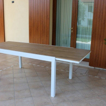 Tavolo allungabile Cayman in Alluminio con Piano in Polywood color Teak