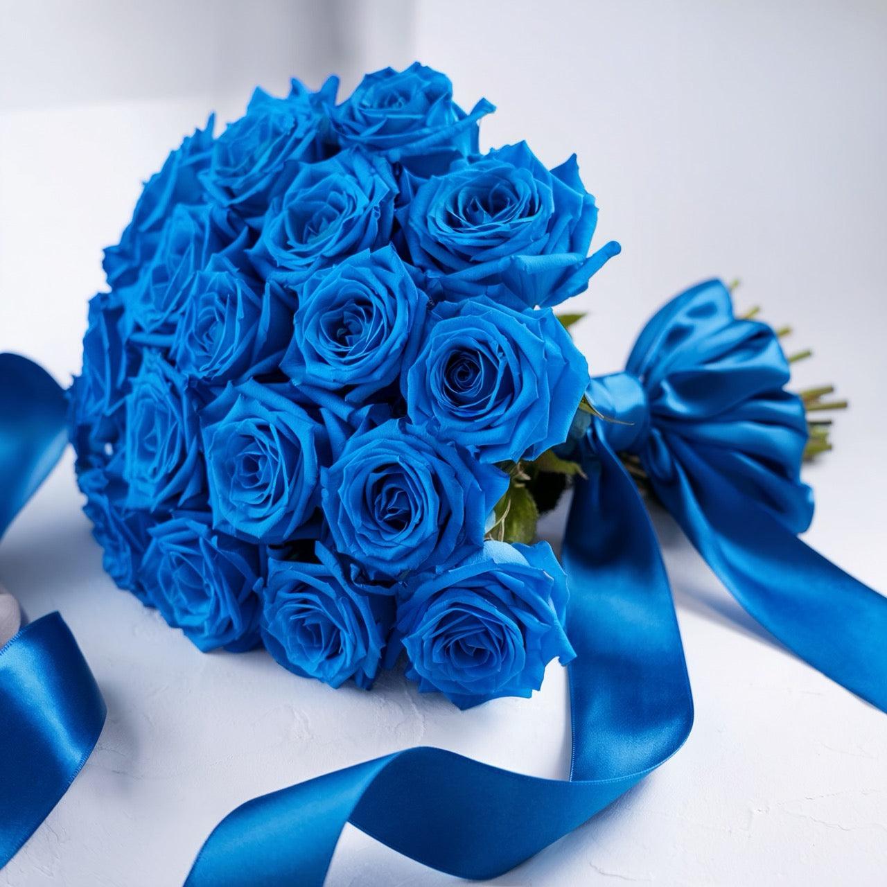ELEGANZA BLU – Mazzo di Rose Blu con Verde Decorativo