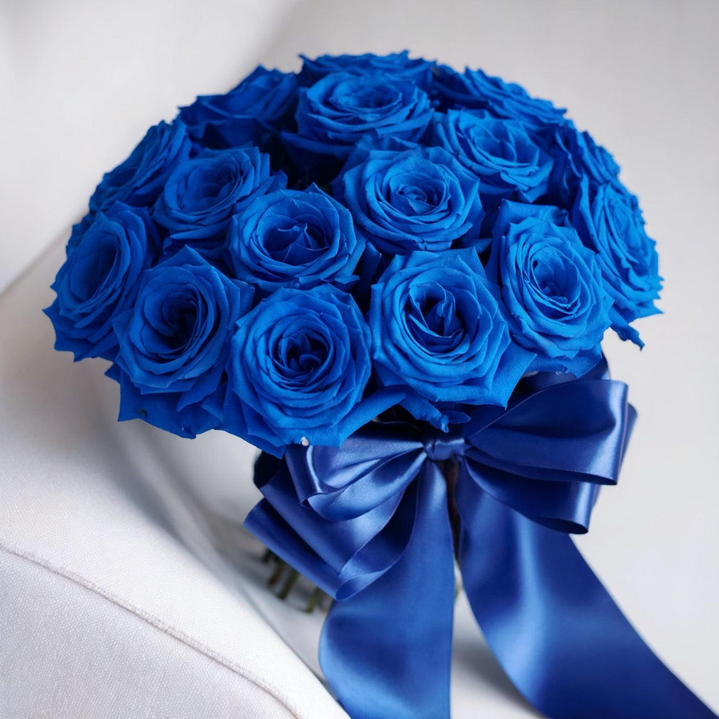 ELEGANZA BLU – Mazzo di Rose Blu con Verde Decorativo
