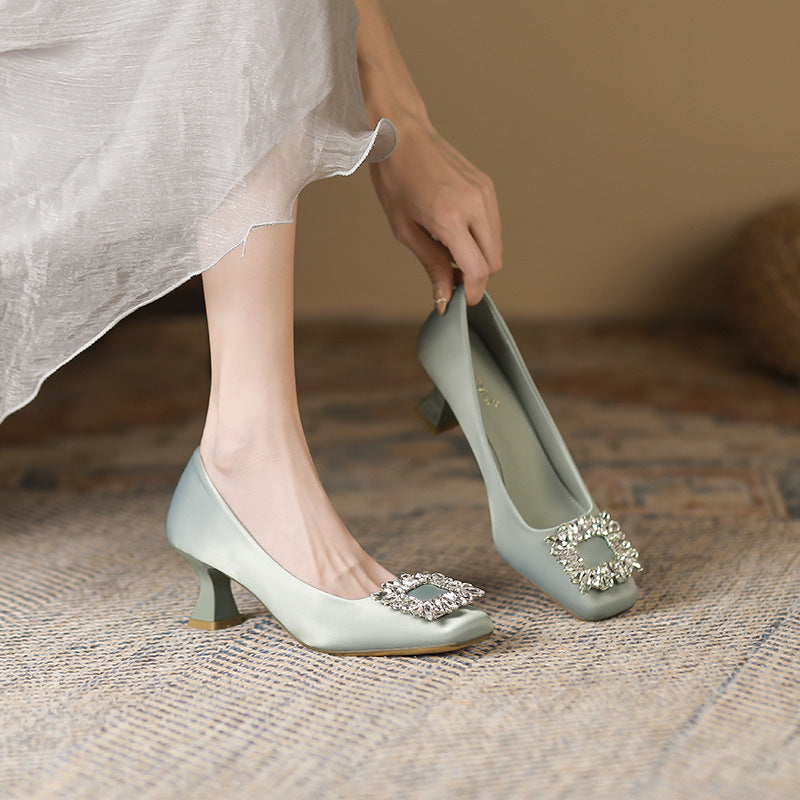 Scarpe con punta quadrata, tacco a spillo e scollatura, con strass