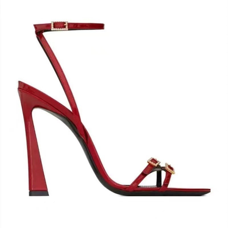 Scarpe con tacco alto eleganti da donna con cinturino sottile