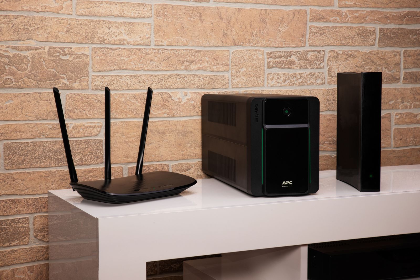 APC Easy UPS gruppo di continuità (UPS) A linea interattiva 2,2 kVA 1200 W 4 presa(e) AC [BVX2200LI-GR]