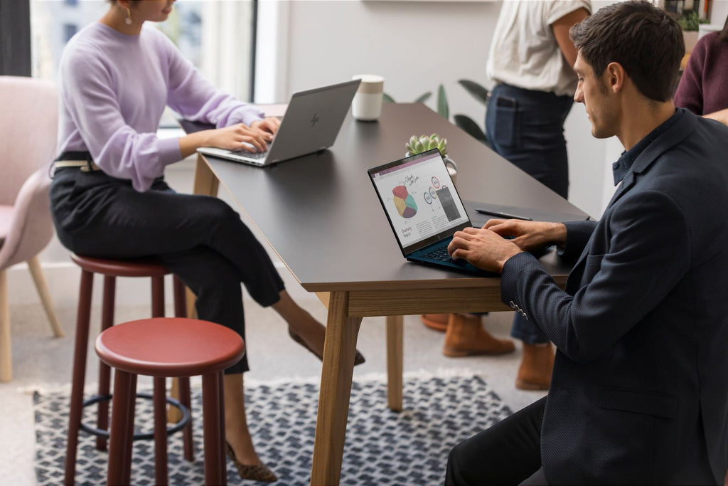 HP EliteBook Ultra G1i Intel Core Ultra 5 228V Computer portatile 35,6 cm (14") Touch screen 2.8K 32 GB LPDDR5x-SDRAM 1 TB SSD Wi-Fi 7 (802.11be) Windows 11 Pro Blu [B69B6ET#ABZ]