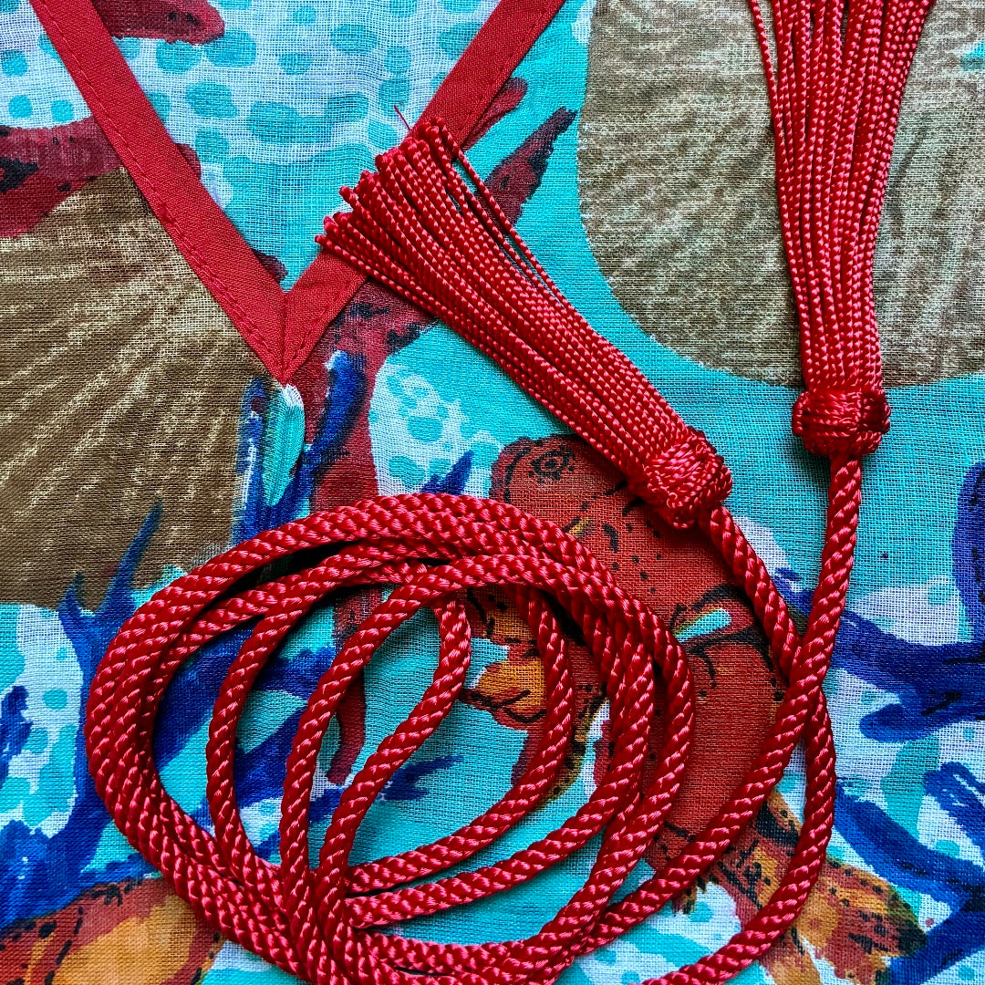 Caftano con cintura a cordoncino e nappina rossa ★ Nemo
