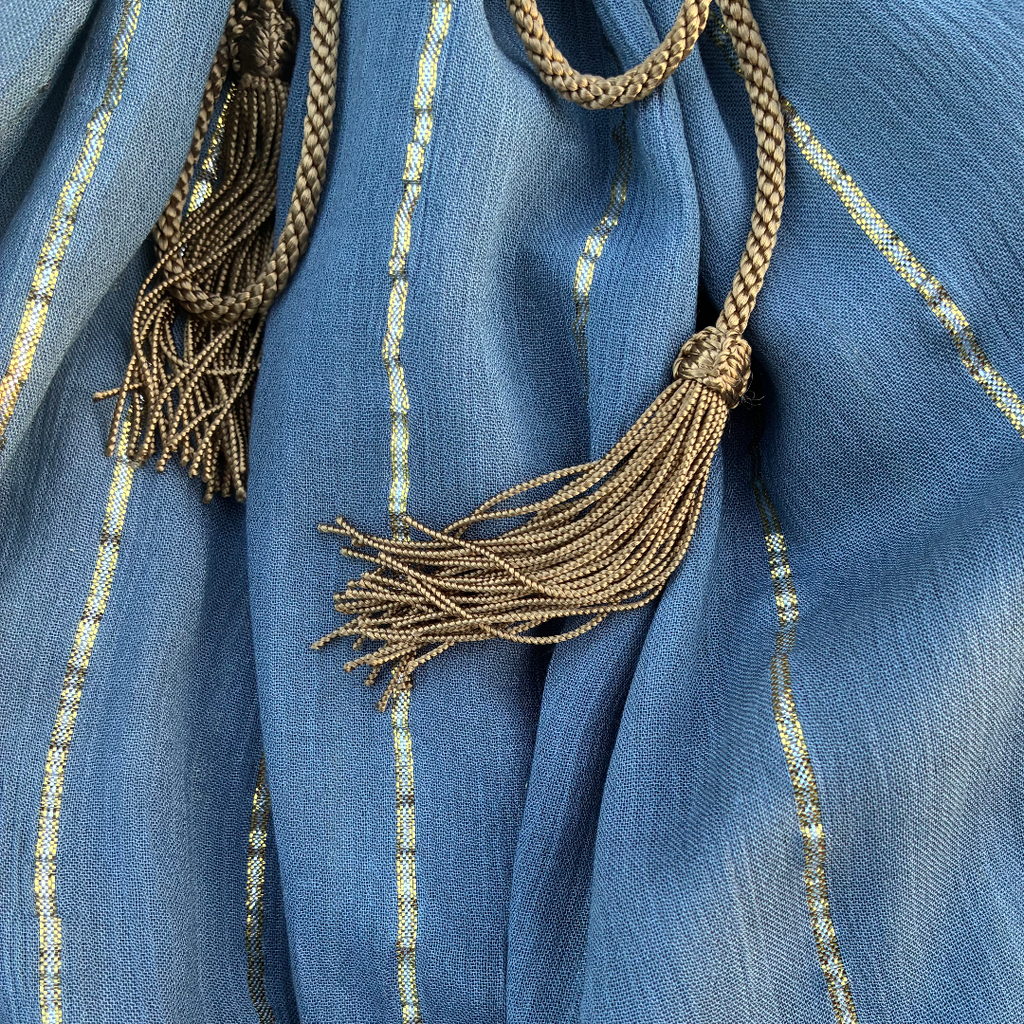 Maxi Dress a righe oro con cintura in cordoncino + nappine✨ Celeste polveroso