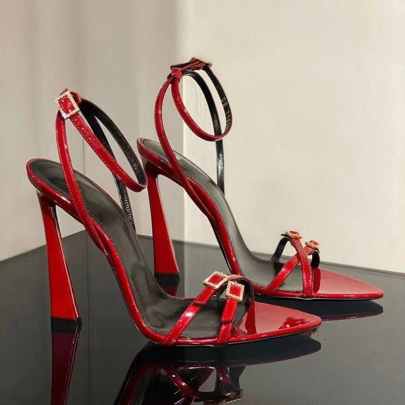 Scarpe con tacco alto eleganti da donna con cinturino sottile
