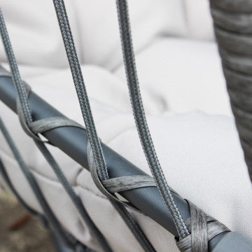 Dondolo pieghevole con struttura in metallo grigio e seduta in alluminio corde Ø6,5 mm, cuscino in poliestere abbinato. Struttura Ø 95 x 196h, seduta 73 x 64 x 108.