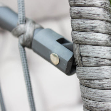 Dondolo pieghevole con struttura in metallo grigio e seduta in alluminio corde Ø6,5 mm, cuscino in poliestere abbinato. Struttura Ø 95 x 196h, seduta 73 x 64 x 108.