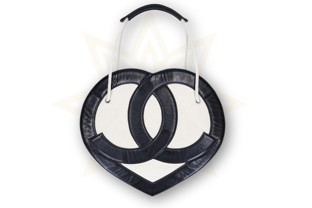 Chanel - BORSA A MANO CHANEL CUORE-CUORE IN FELTRO E PELLE LACCATA NERA