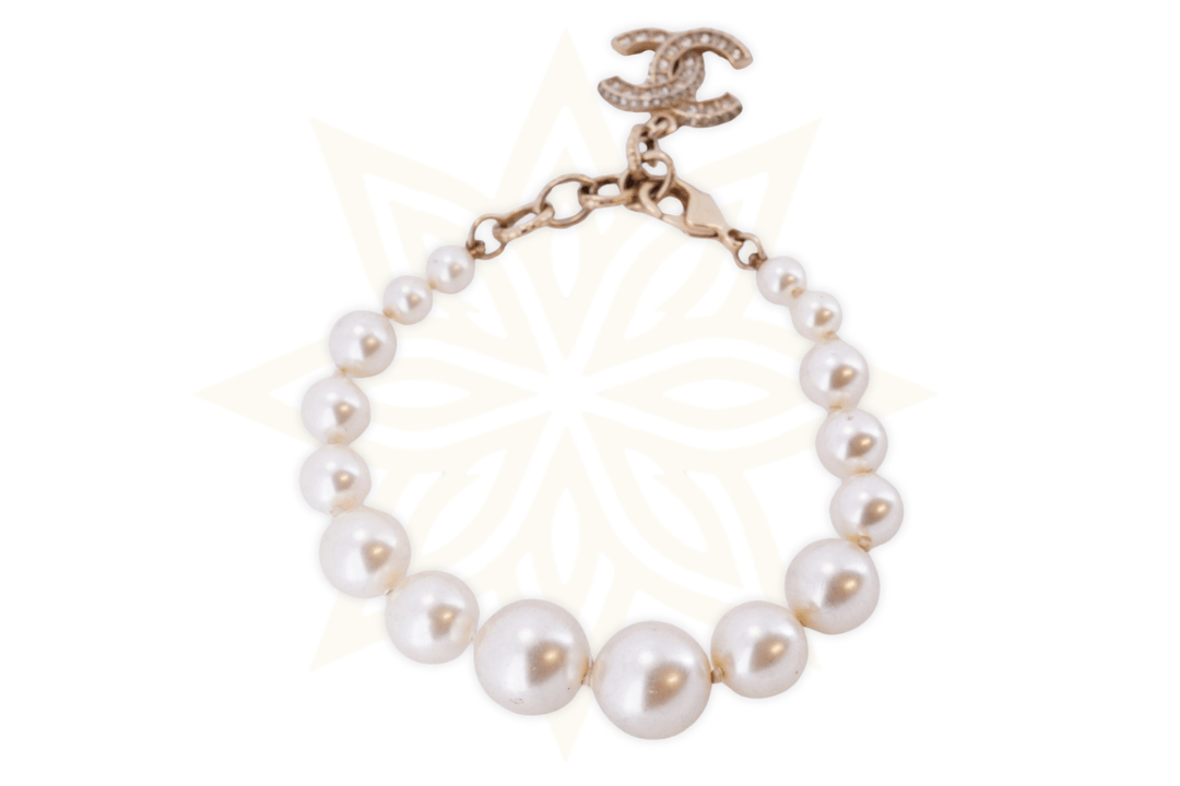 Chanel Bracciale Vintage in Perle con Logo CC in Cristalli