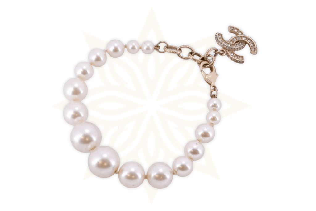 Chanel Bracciale Vintage in Perle con Logo CC in Cristalli
