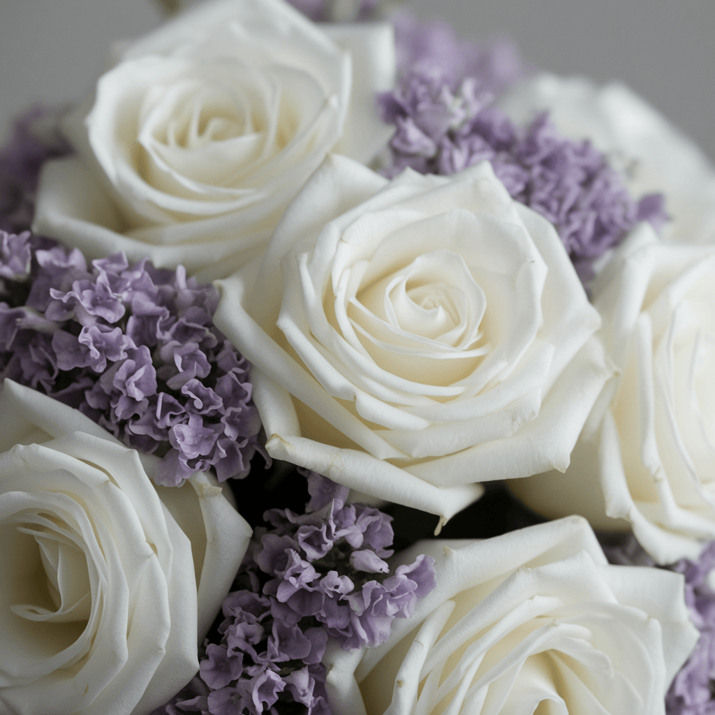ABBRACCIO DI PACE – Mazzo di Rose Bianche e Fiori Viola