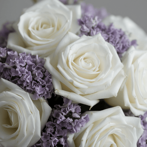 ABBRACCIO DI PACE – Mazzo di Rose Bianche e Fiori Viola