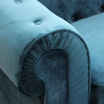 Divano Chesterfield in velluto blu o taupe con lavorazione capitonné