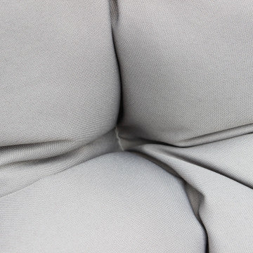 Dondolo pieghevole con struttura in metallo grigio e seduta in alluminio corde Ø6,5 mm, cuscino in poliestere abbinato. Struttura Ø 95 x 196h, seduta 73 x 64 x 108.